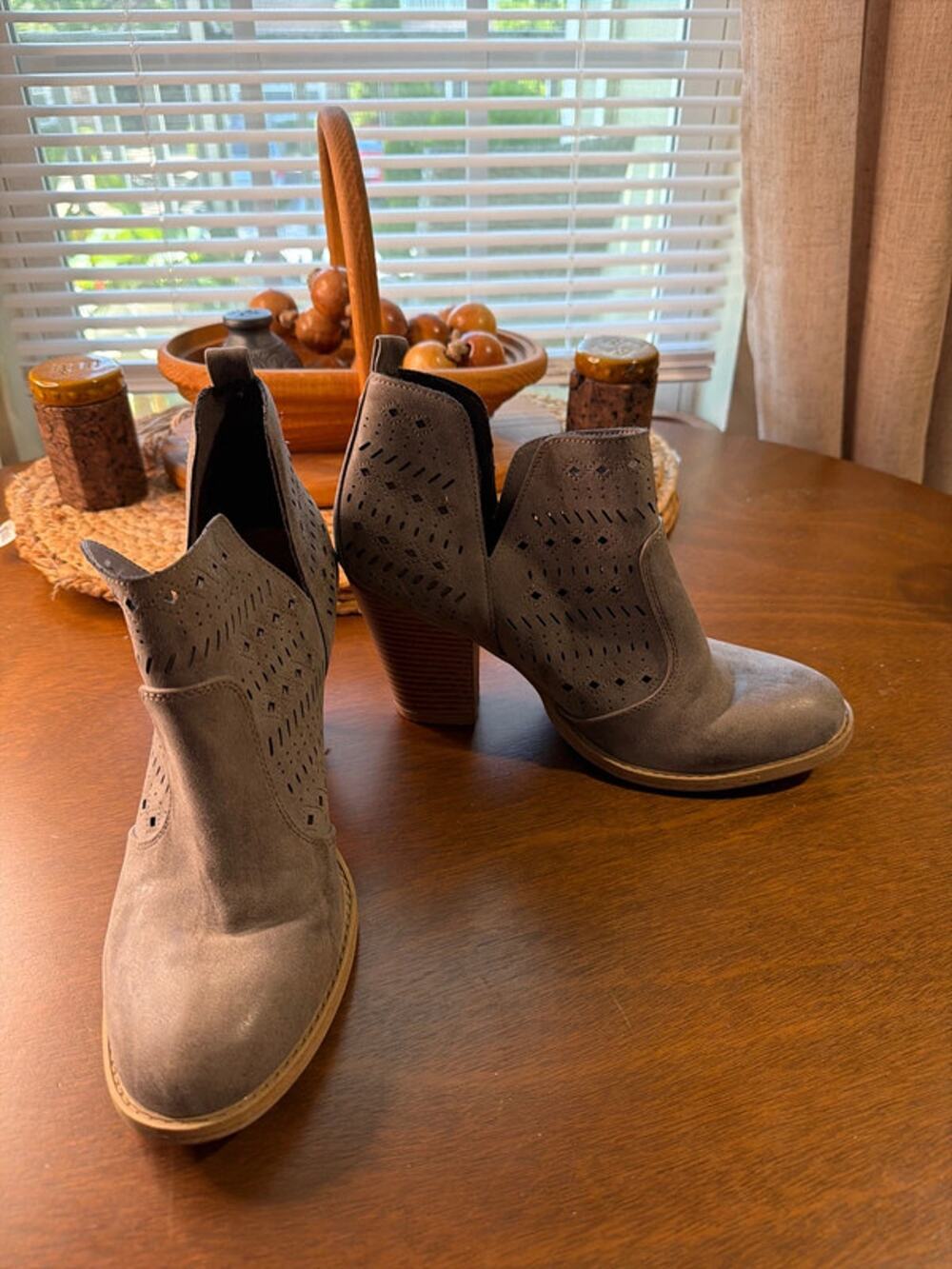 3 for $9 Daisy Fuentes, gray ankle boots EUC 10 515